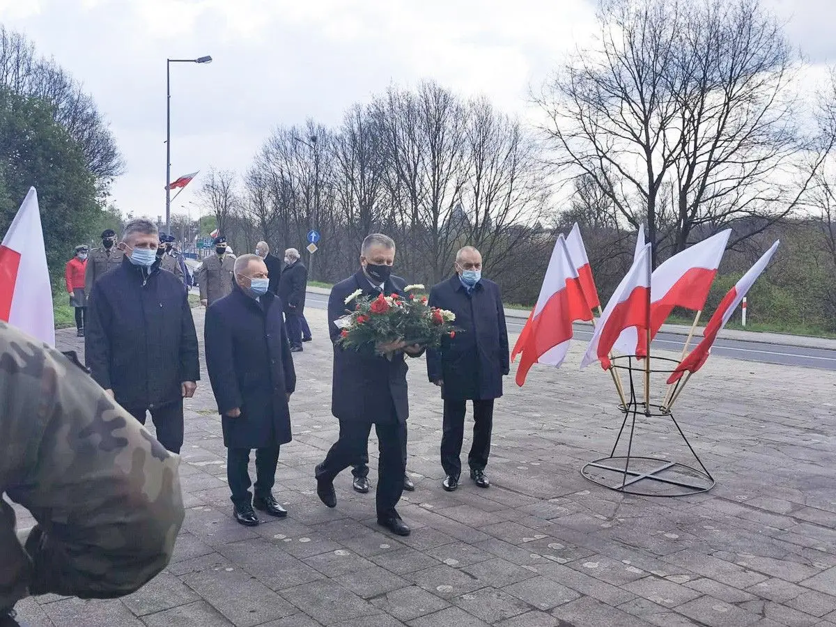 Uroczystość z okazji rocznicy zakończenia II wojny światowej przy pomniku w Bolesławcu