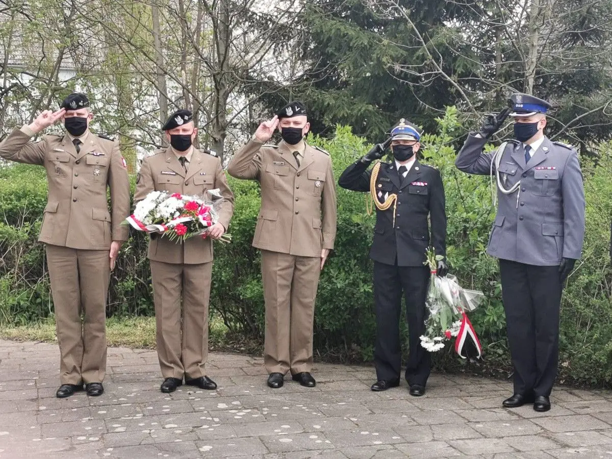 Uroczystość z okazji rocznicy zakończenia II wojny światowej przy pomniku w Bolesławcu