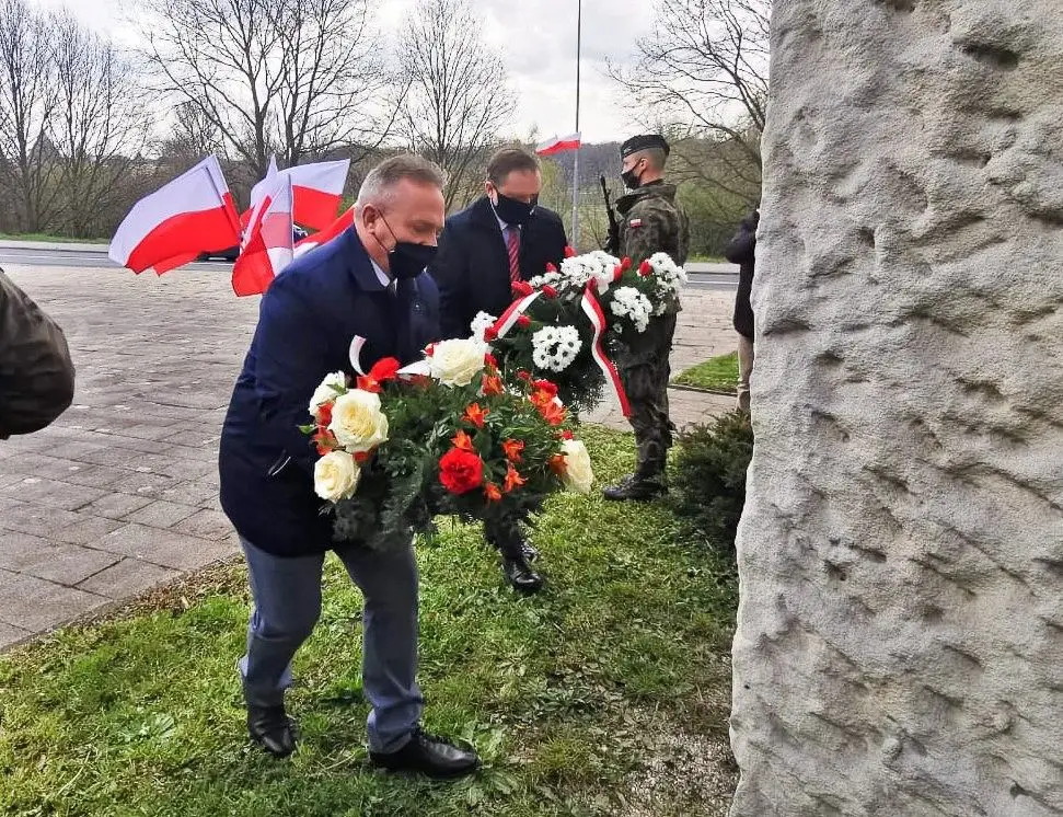 Uroczystość z okazji rocznicy zakończenia II wojny światowej przy pomniku w Bolesławcu
