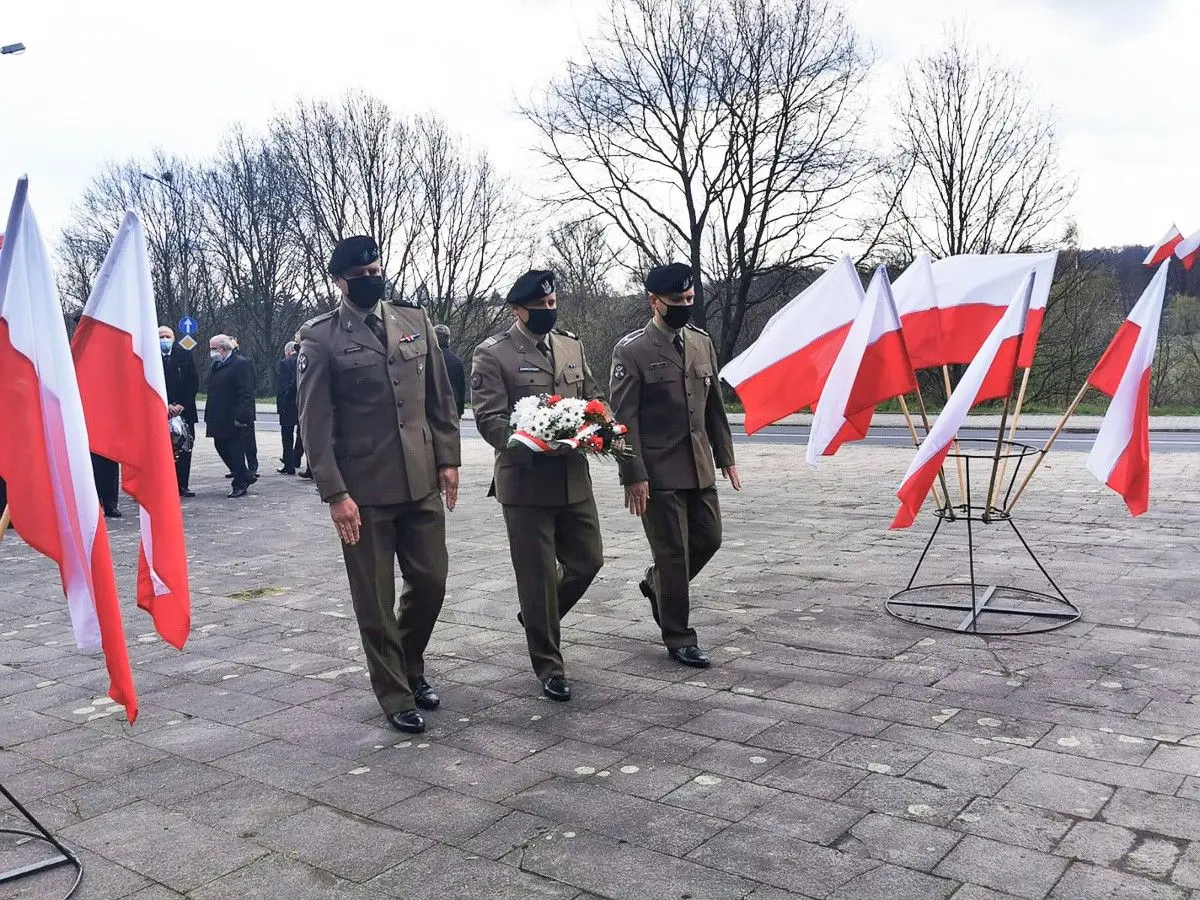 Uroczystość z okazji rocznicy zakończenia II wojny światowej przy pomniku w Bolesławcu