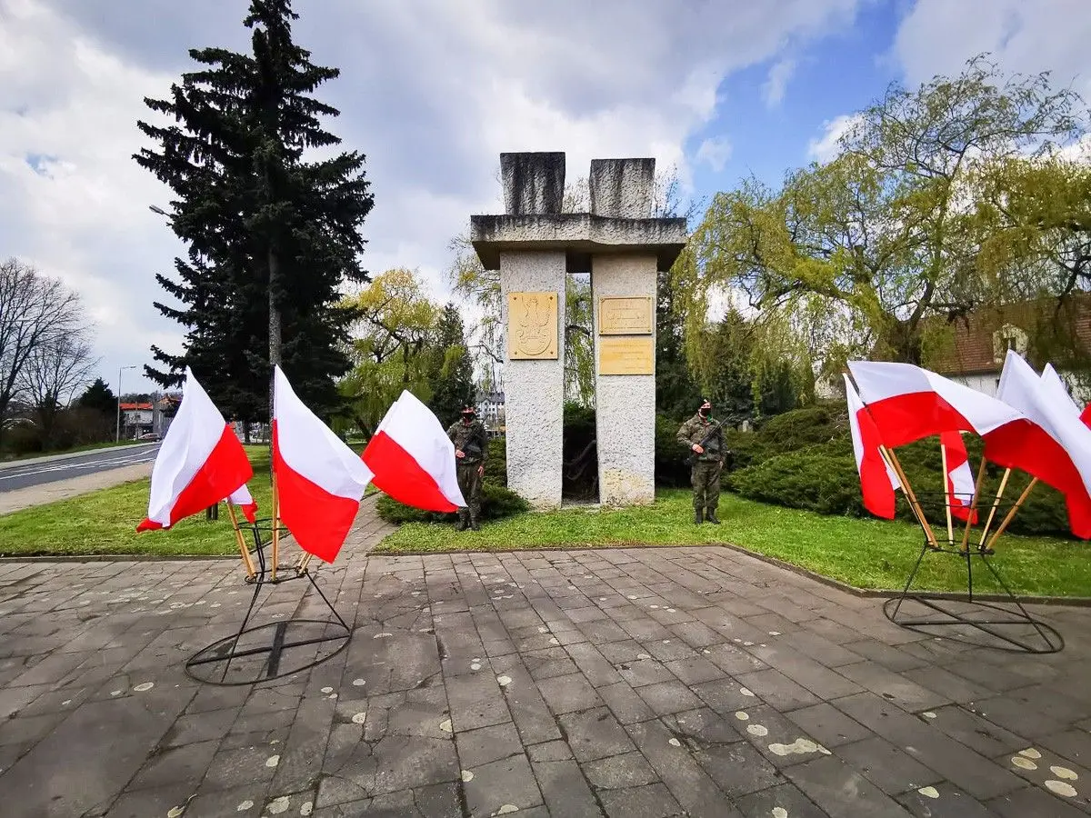 Uroczystość z okazji rocznicy zakończenia II wojny światowej przy pomniku w Bolesławcu
