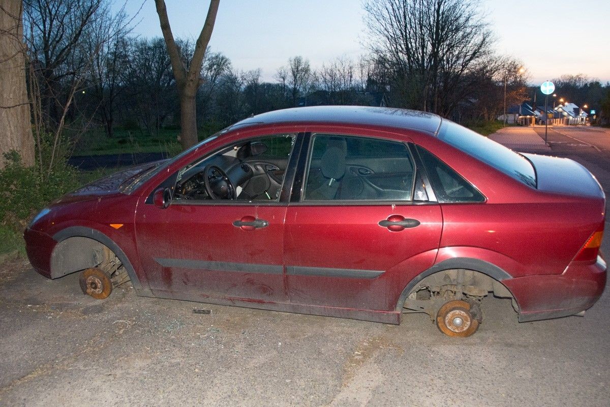 Wrak forda focusa przy ulicy Rzemieślniczej w Bolesławcu