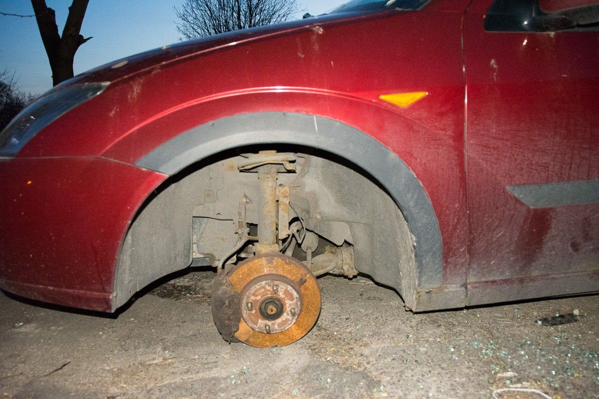 Wrak forda focusa przy ulicy Rzemieślniczej w Bolesławcu