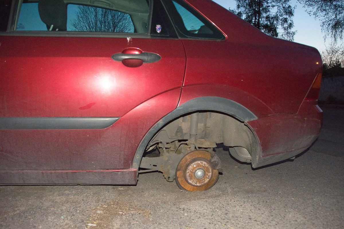 Wrak forda focusa przy ulicy Rzemieślniczej w Bolesławcu