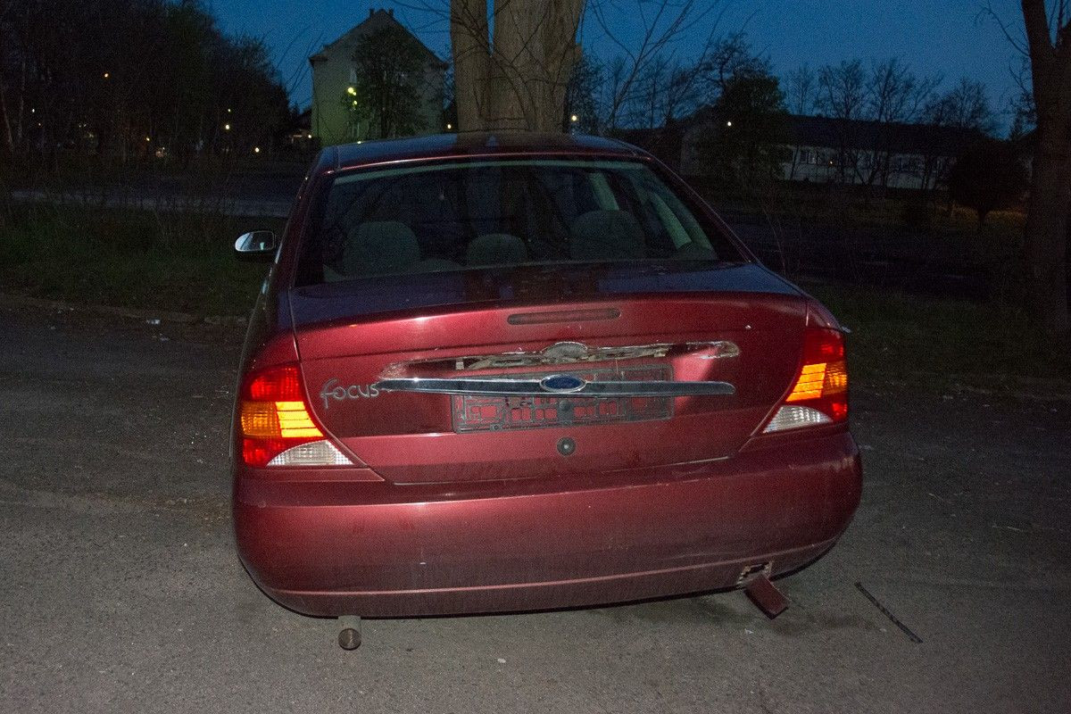 Wrak forda focusa przy ulicy Rzemieślniczej w Bolesławcu