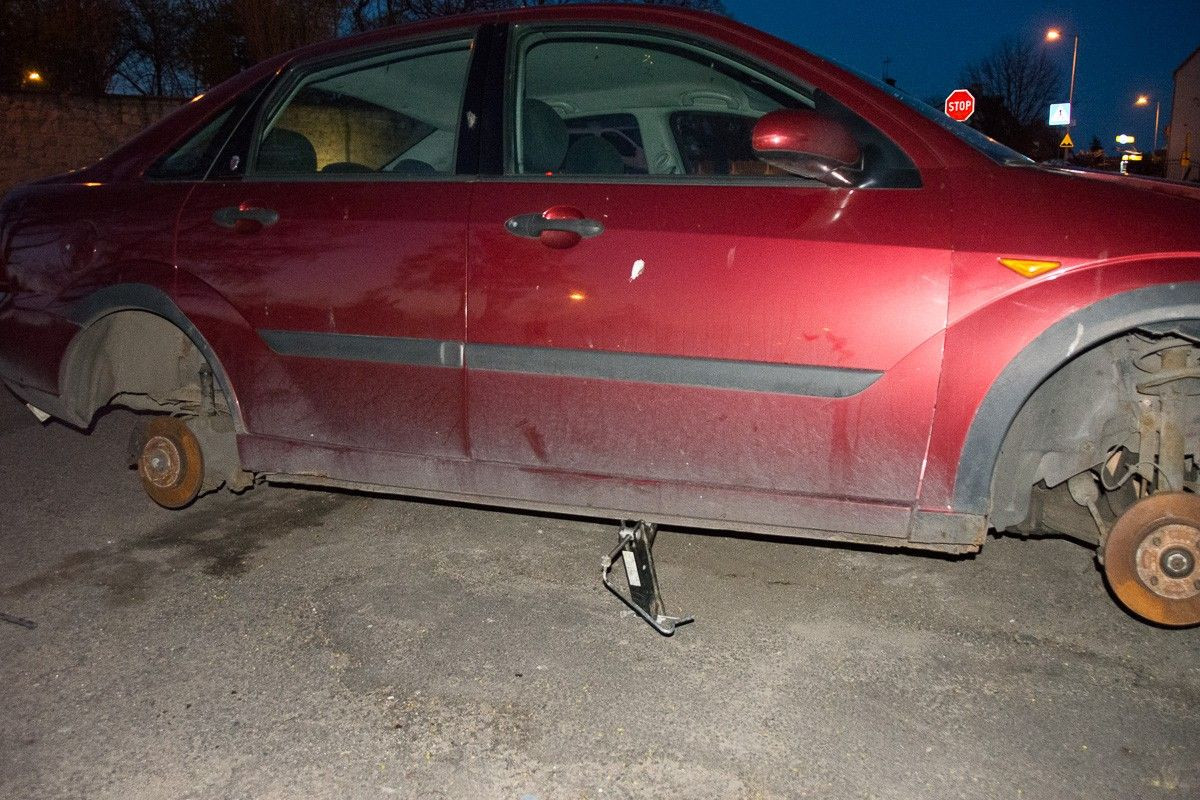 Wrak forda focusa przy ulicy Rzemieślniczej w Bolesławcu