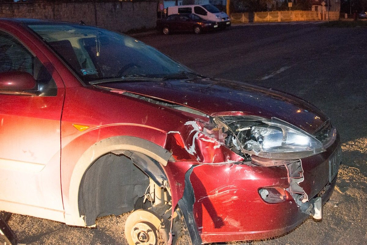 Wrak forda focusa przy ulicy Rzemieślniczej w Bolesławcu