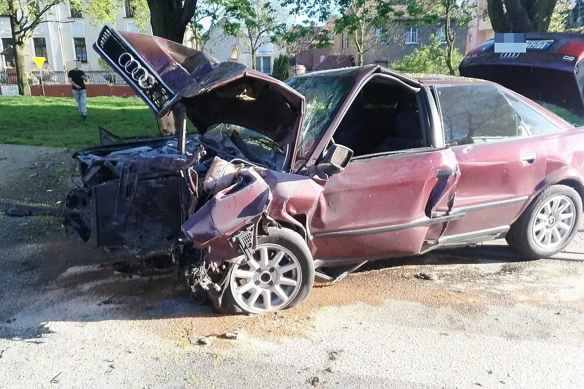 Samochód Audi uderzył w drzewo