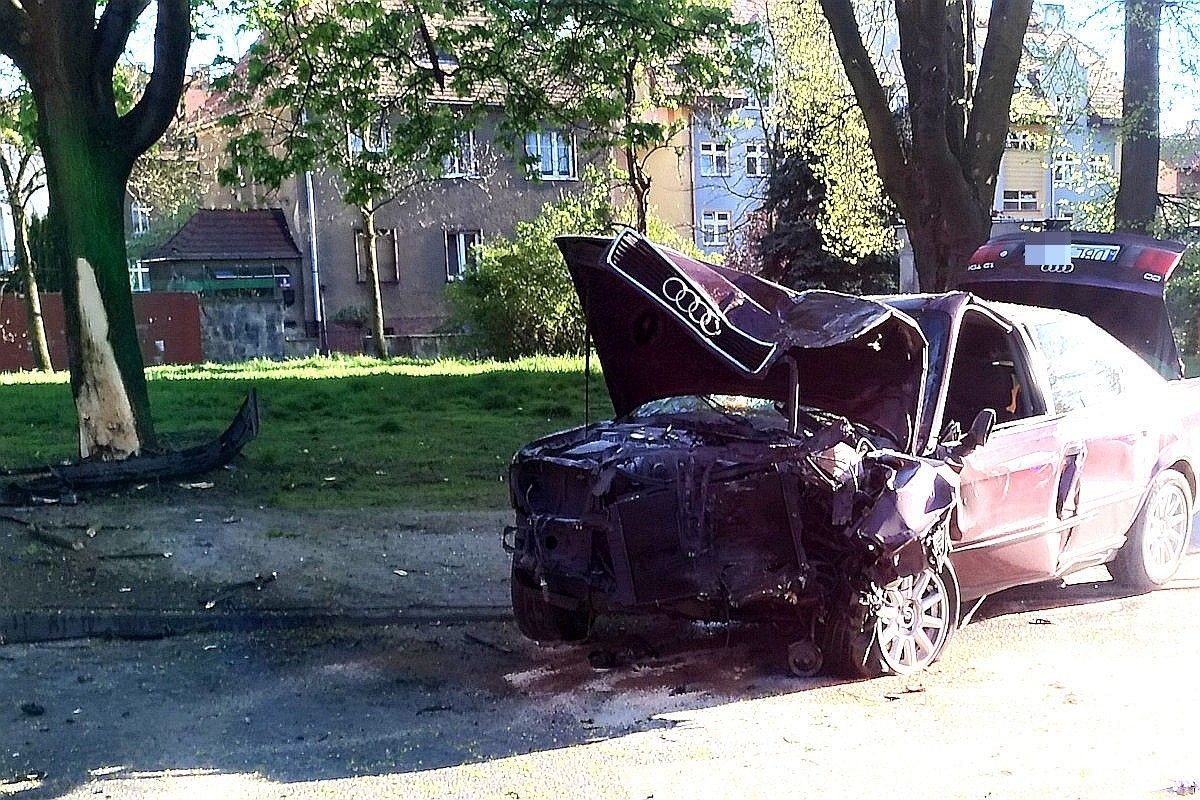 Samochód Audi uderzył w drzewo