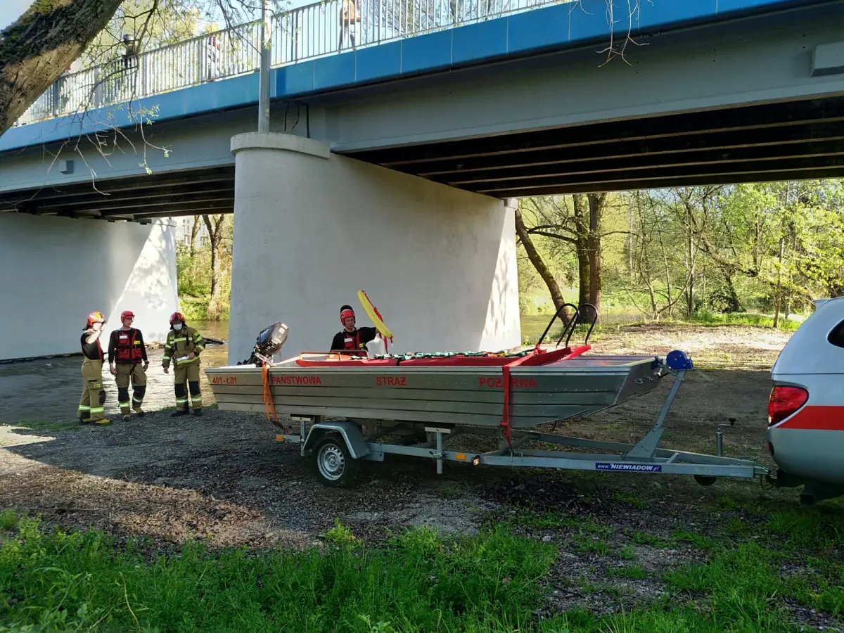 Strażacy szukają mężczyzny, który wpadł do Bobru