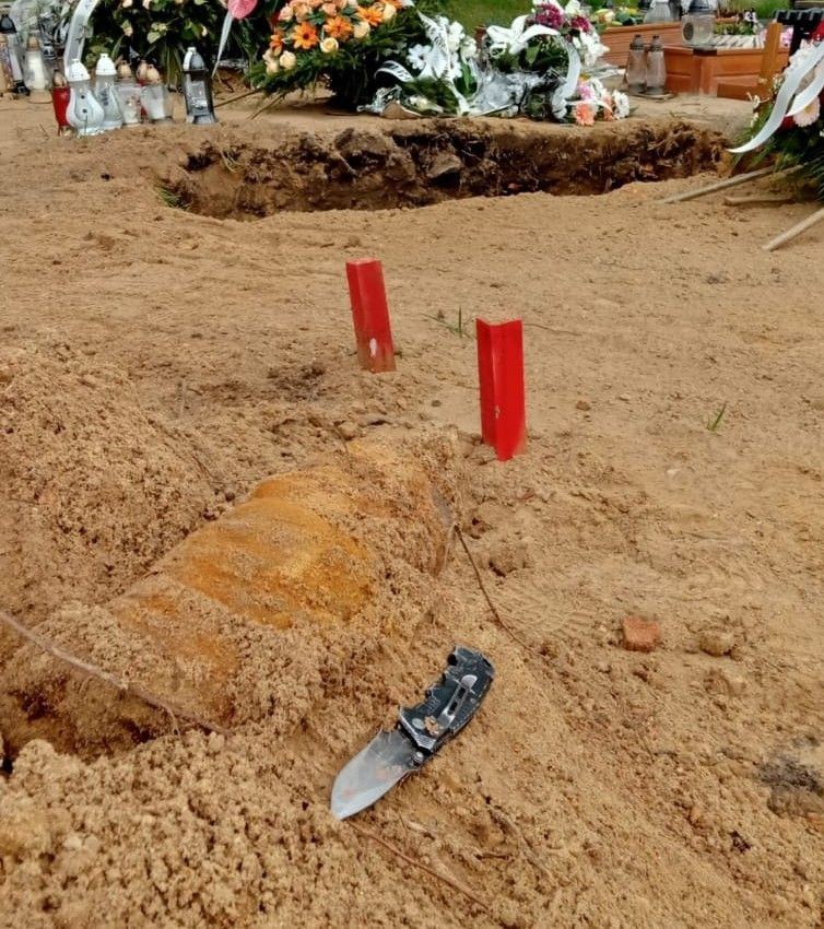 Przerwane ceremonie pogrzebowe. W ziemi znaleziono niewybuch