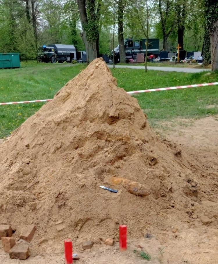 Przerwane ceremonie pogrzebowe. W ziemi znaleziono niewybuch