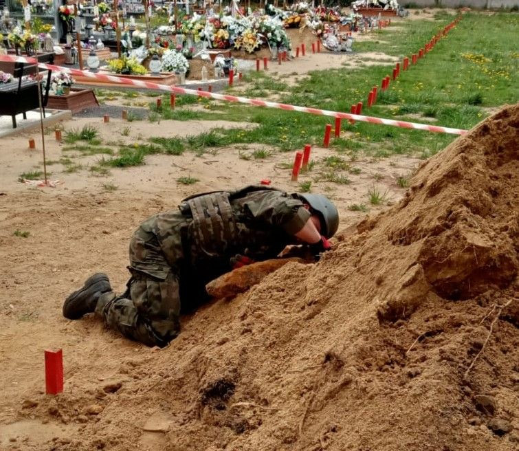 Przerwane ceremonie pogrzebowe. W ziemi znaleziono niewybuch