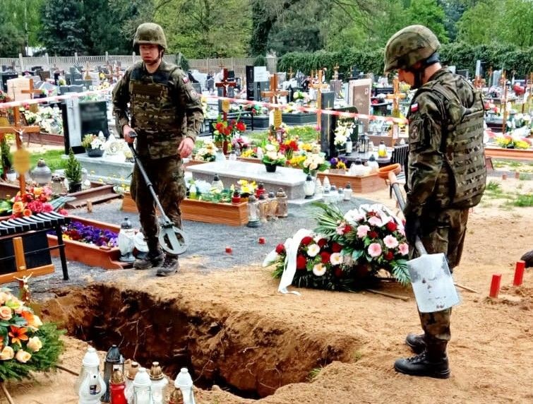 Przerwane ceremonie pogrzebowe. W ziemi znaleziono niewybuch