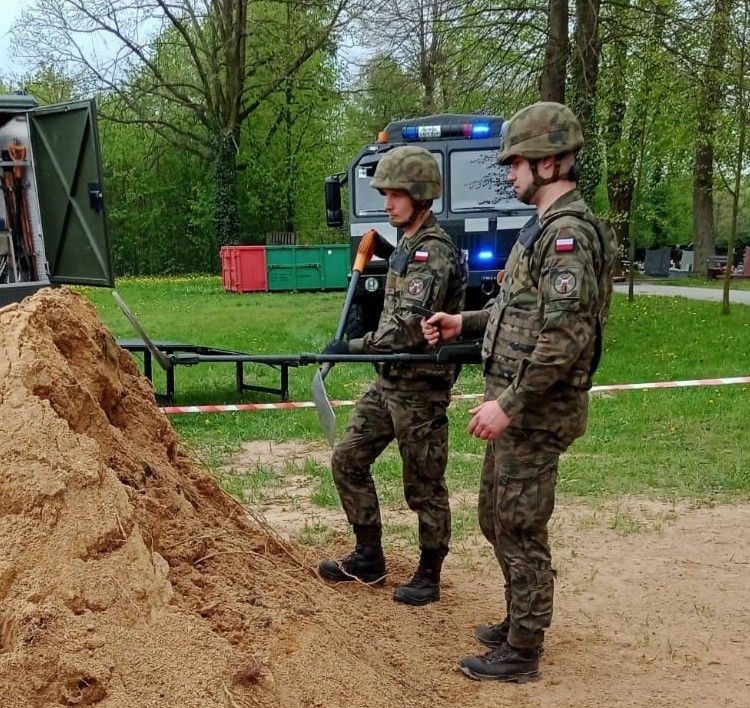 Przerwane ceremonie pogrzebowe. W ziemi znaleziono niewybuch