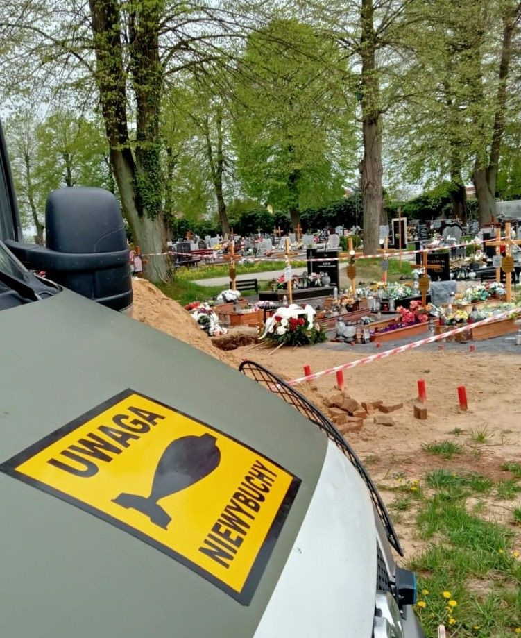 Przerwane ceremonie pogrzebowe. W ziemi znaleziono niewybuch