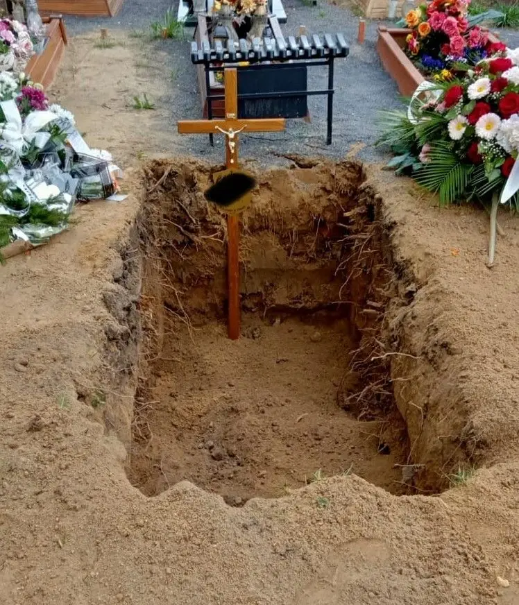 Przerwane ceremonie pogrzebowe. W ziemi znaleziono niewybuch