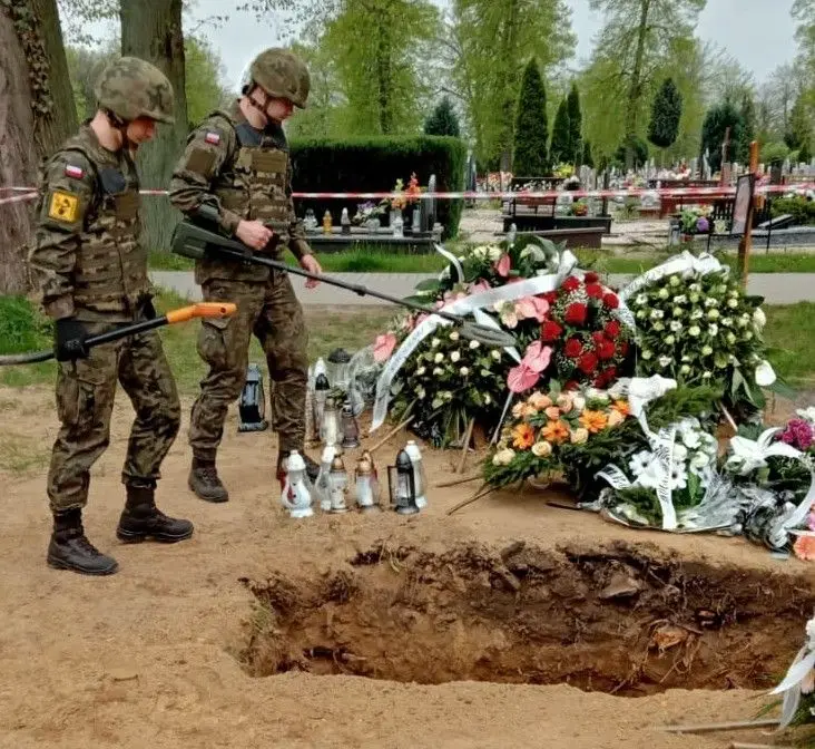 Przerwane ceremonie pogrzebowe. W ziemi znaleziono niewybuch