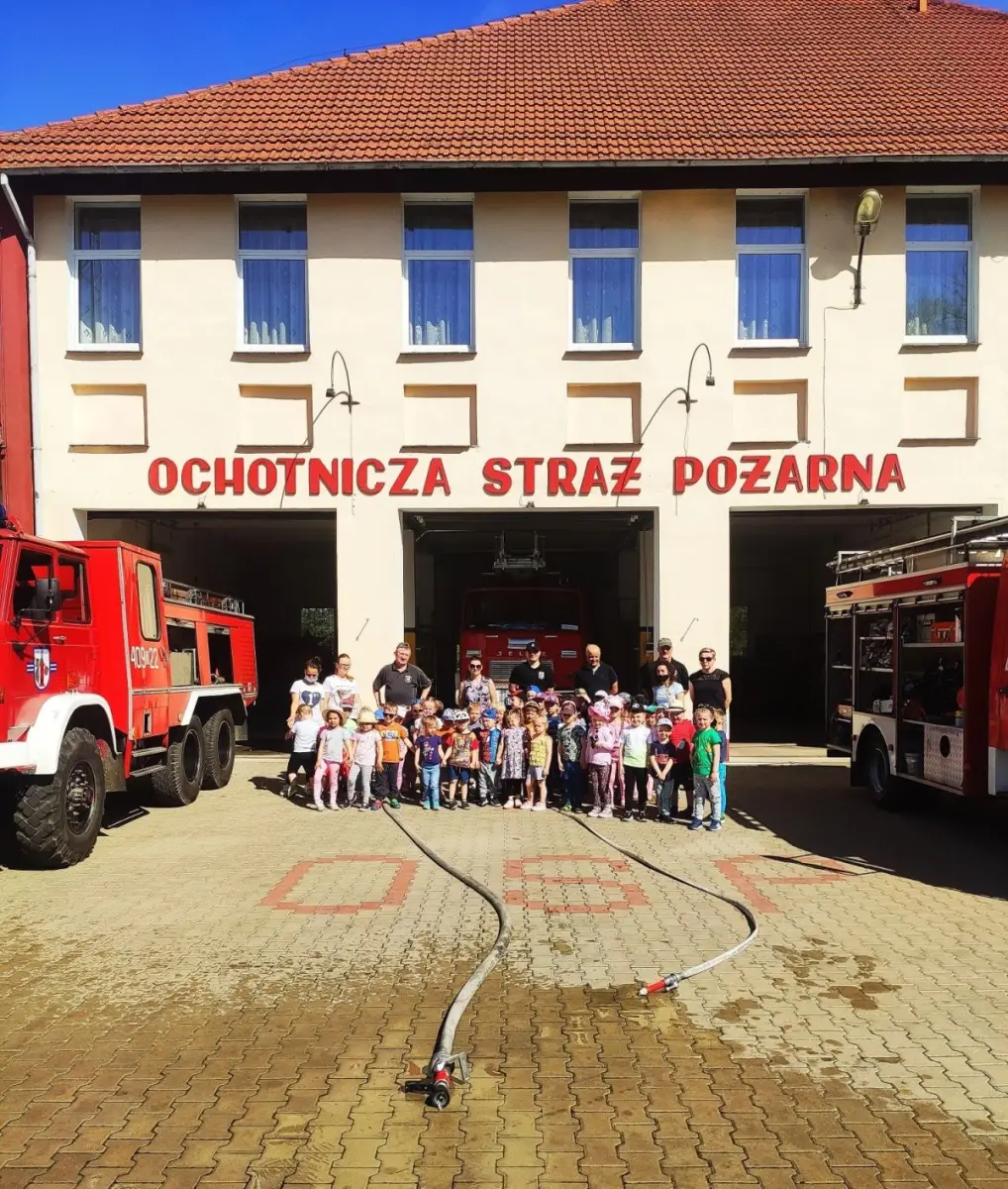 Strażacy z Nowogrodźca i przedszkolaki