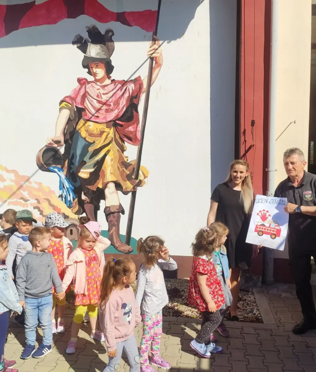 Strażacy z Nowogrodźca i przedszkolaki