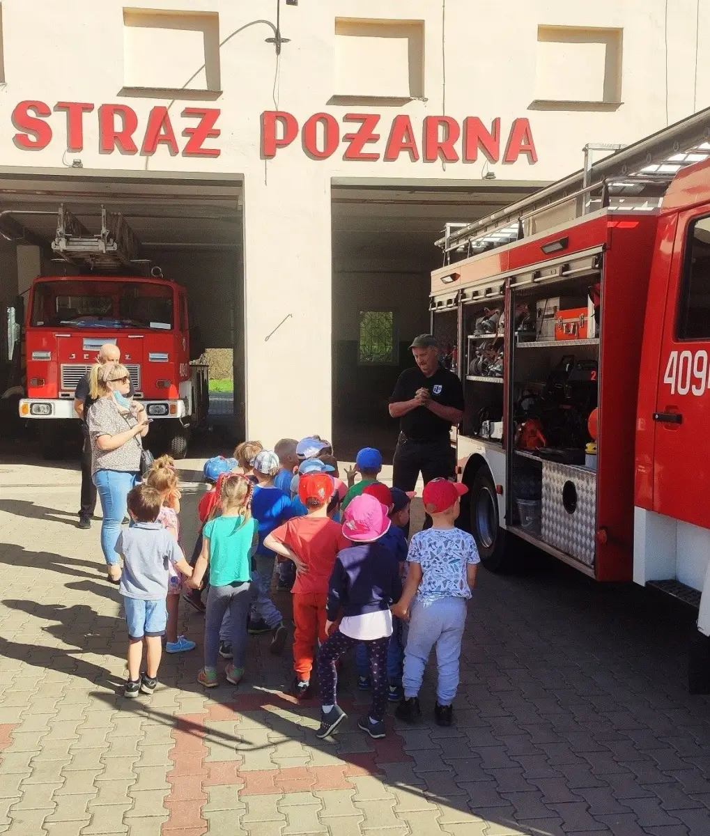 Strażacy z Nowogrodźca i przedszkolaki