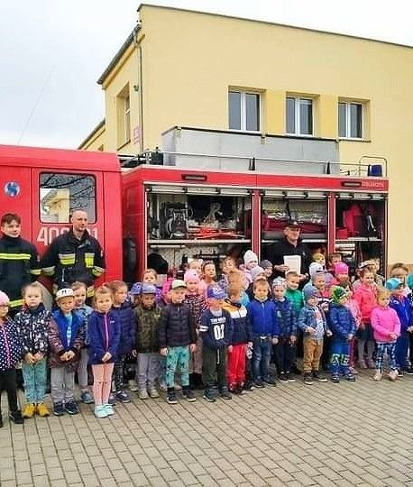 Strażacy z Nowogrodźca i przedszkolaki