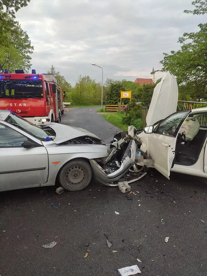 Czołowe zderzenie dwóch aut w Nowogrodźcu