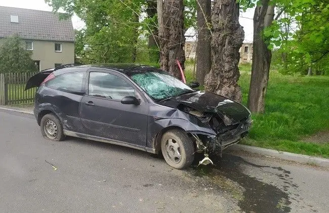 Auto po pościgu i podejrzany
