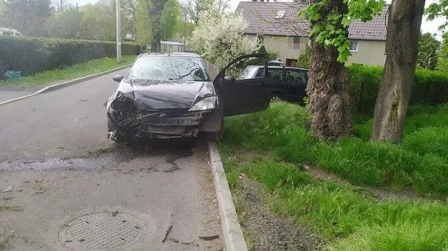 Auto po pościgu i podejrzany