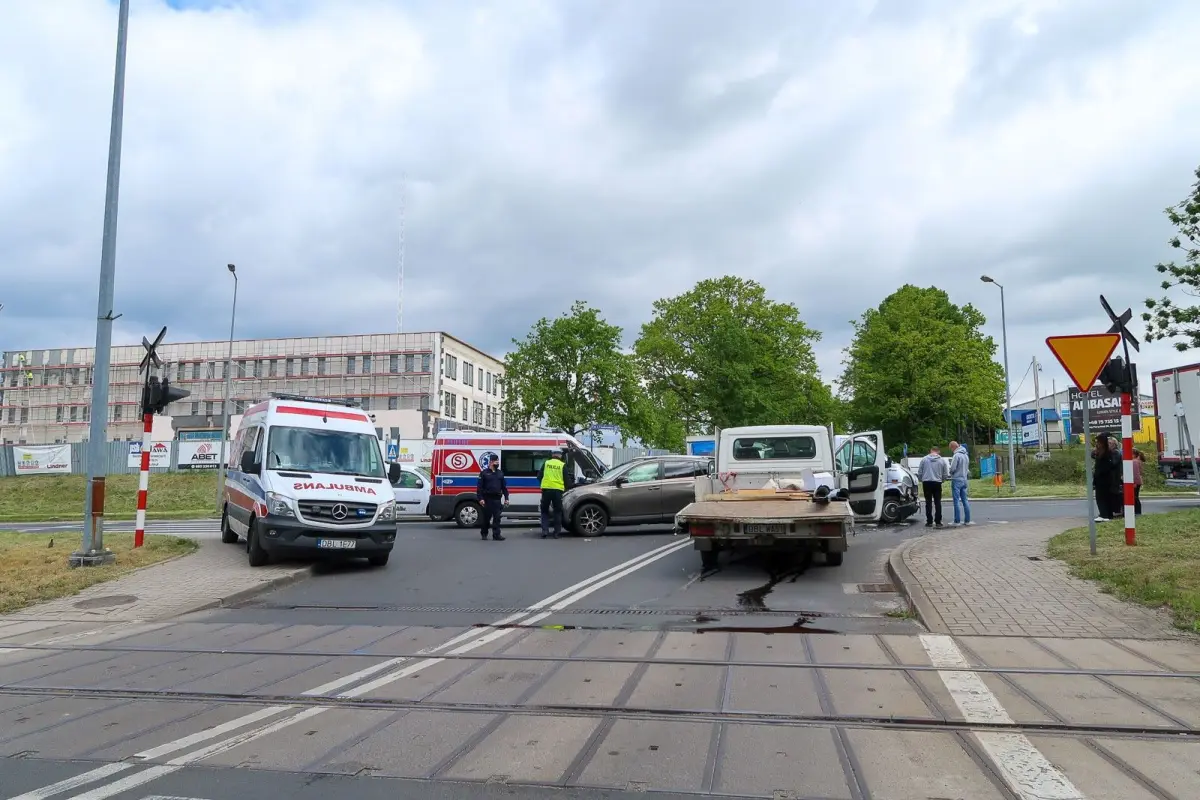 Zderzenie trzech aut przy krzyżówce Modłowa–Cieszkowskiego, kilkoro rannych