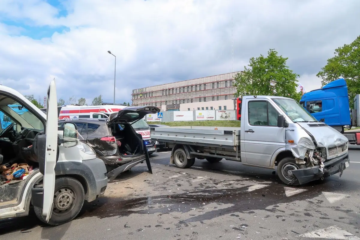 Zderzenie trzech aut przy krzyżówce Modłowa–Cieszkowskiego, kilkoro rannych