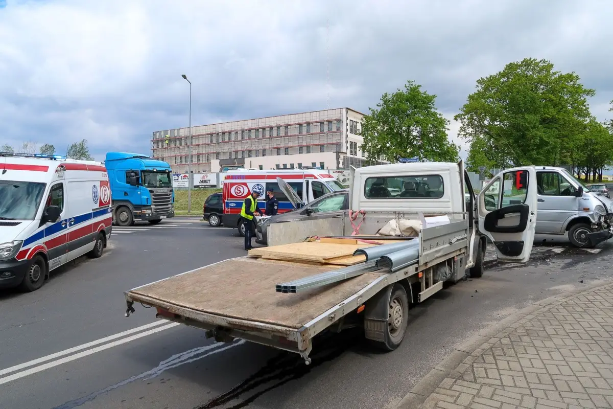 Zderzenie trzech aut przy krzyżówce Modłowa–Cieszkowskiego, kilkoro rannych