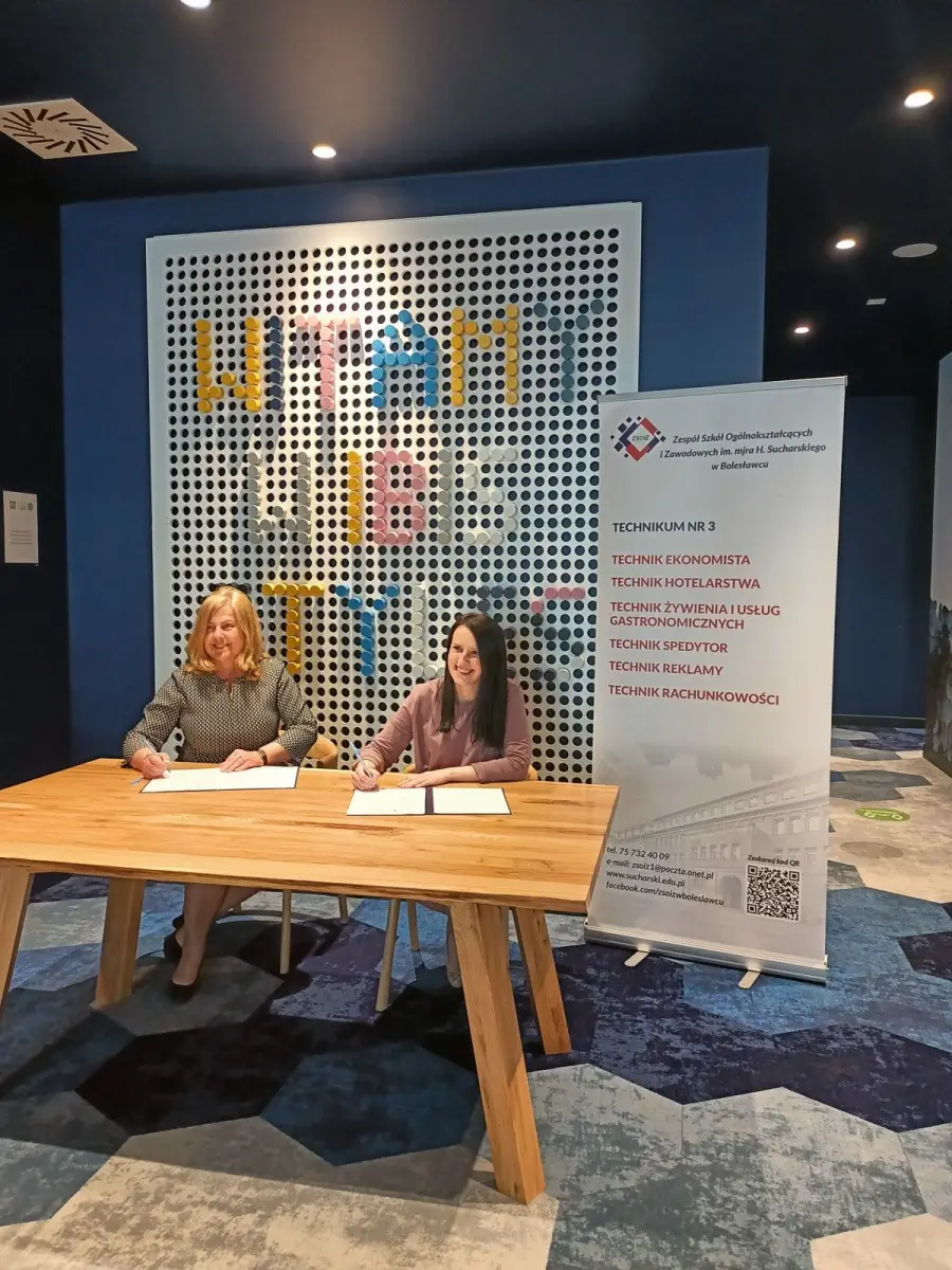 Anna Pitek, dyrektorka Hotelu Ibis Styles oraz Laura Słocka, dyrektorka ZSOiZ podpisują umowę