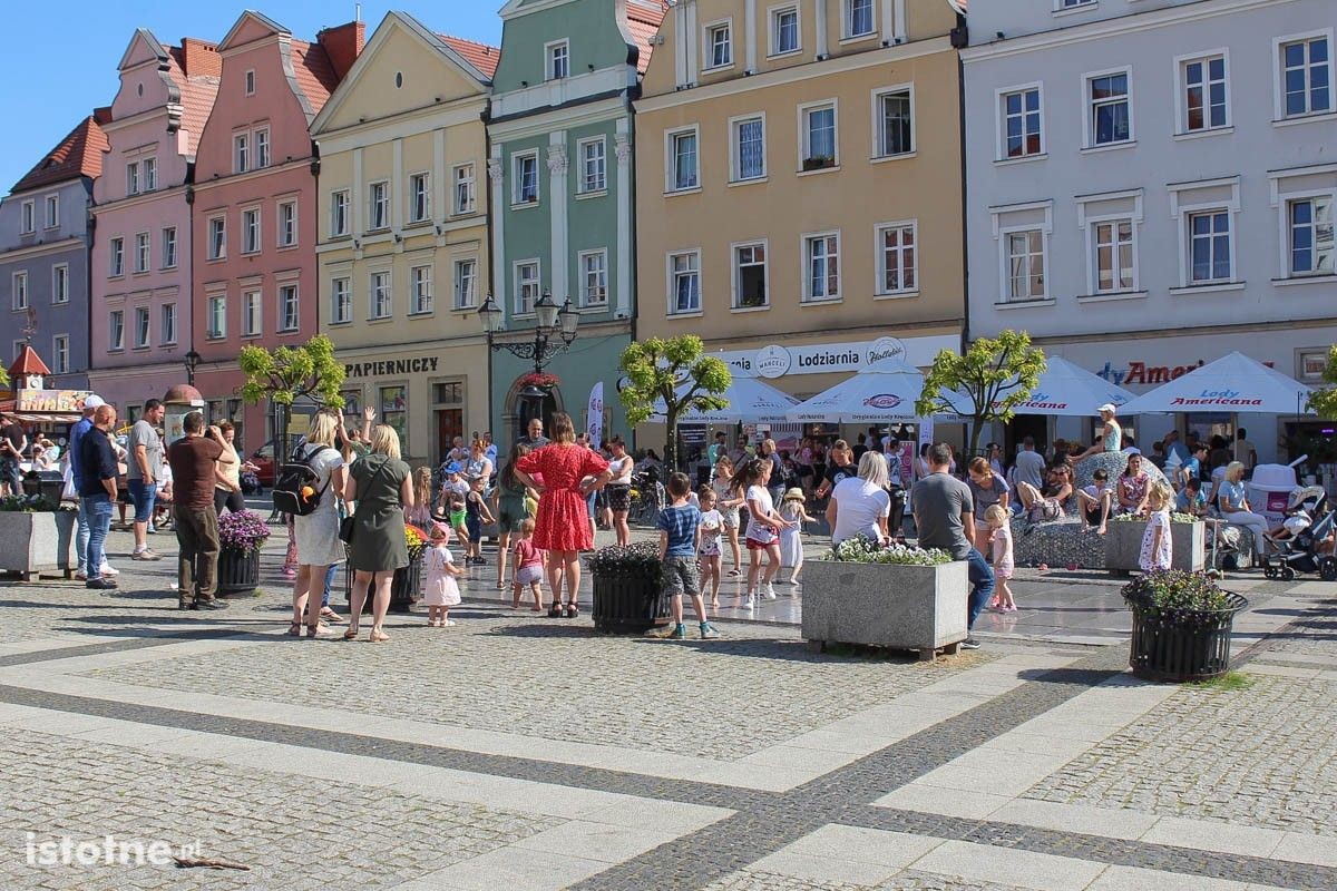 Ludzie na bolesławieckim rynku