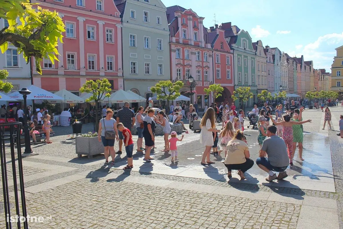 Ludzie na bolesławieckim rynku
