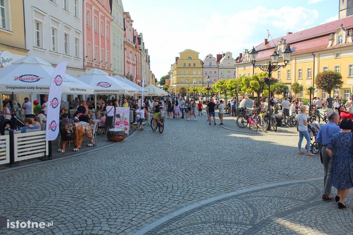 Ludzie na bolesławieckim rynku