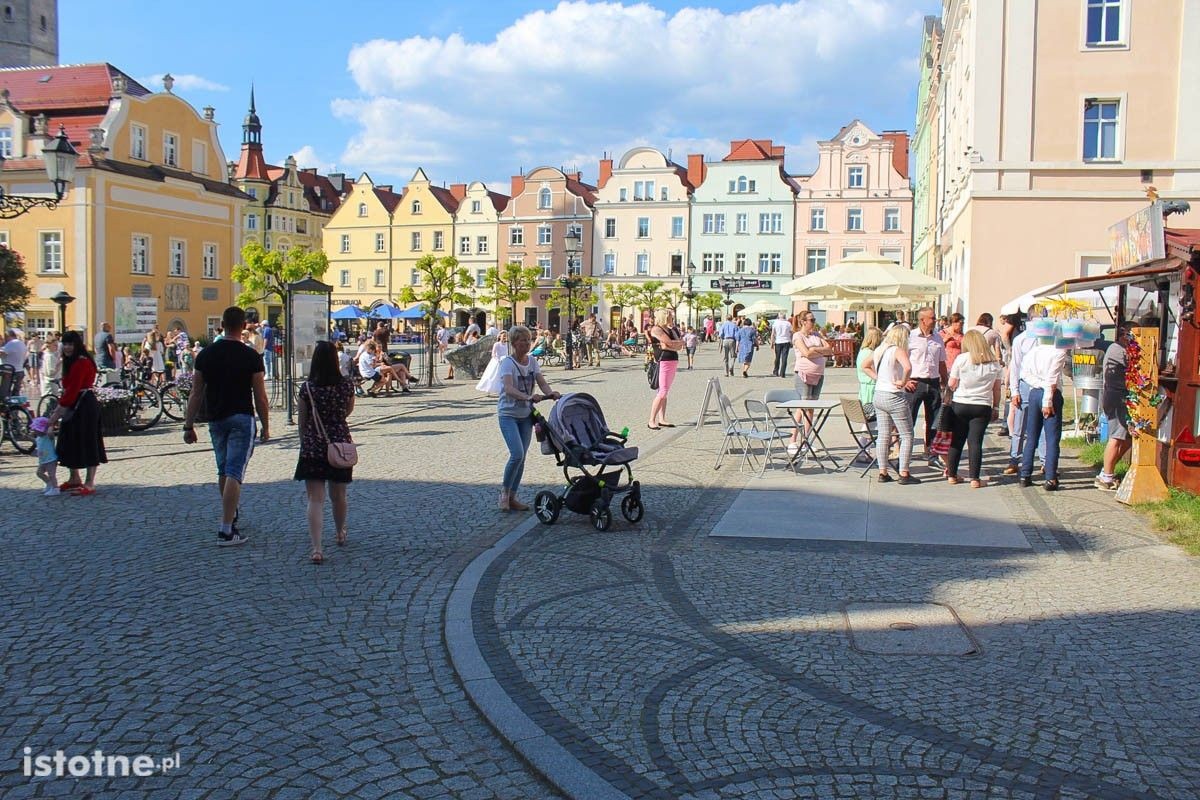 Ludzie na bolesławieckim rynku