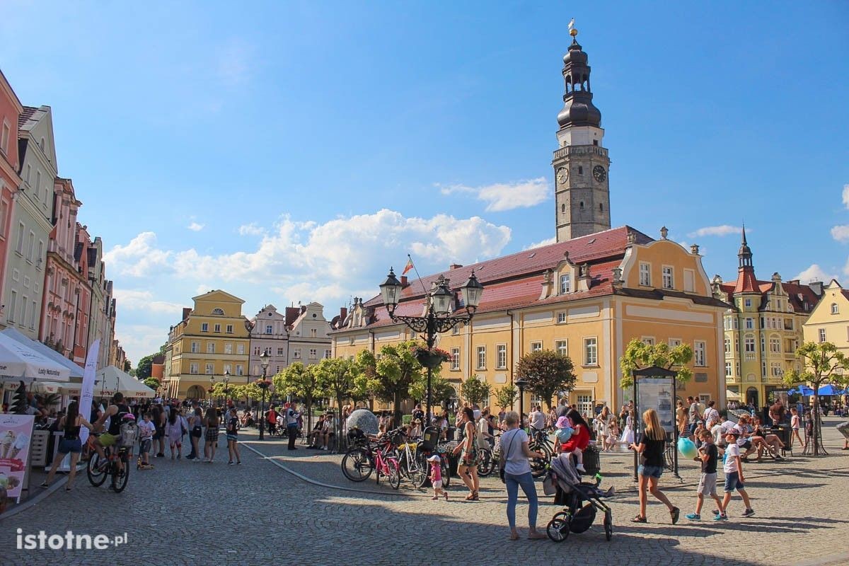 Ludzie na bolesławieckim rynku