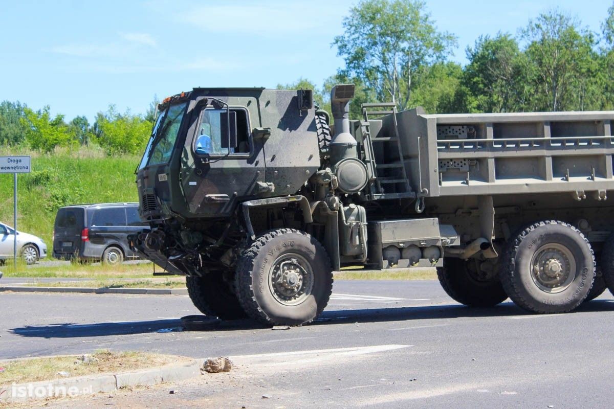 Kolizja dwóch pojazdów US Army na obwodnicy Bolesławca