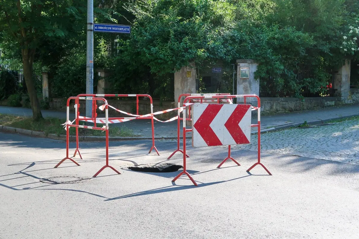Potężna, głęboka dziura na skrzyżowaniu Willowej i Obrońców Westerplatte
