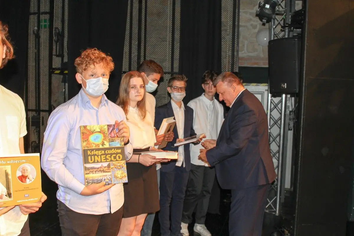 Powiatowa uroczystość w Teatrze Starym w Bolesławcu