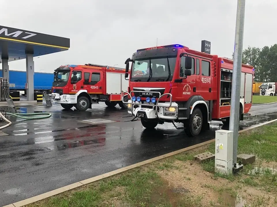 Interwencja straży pożarnej na stacji paliw w strefie