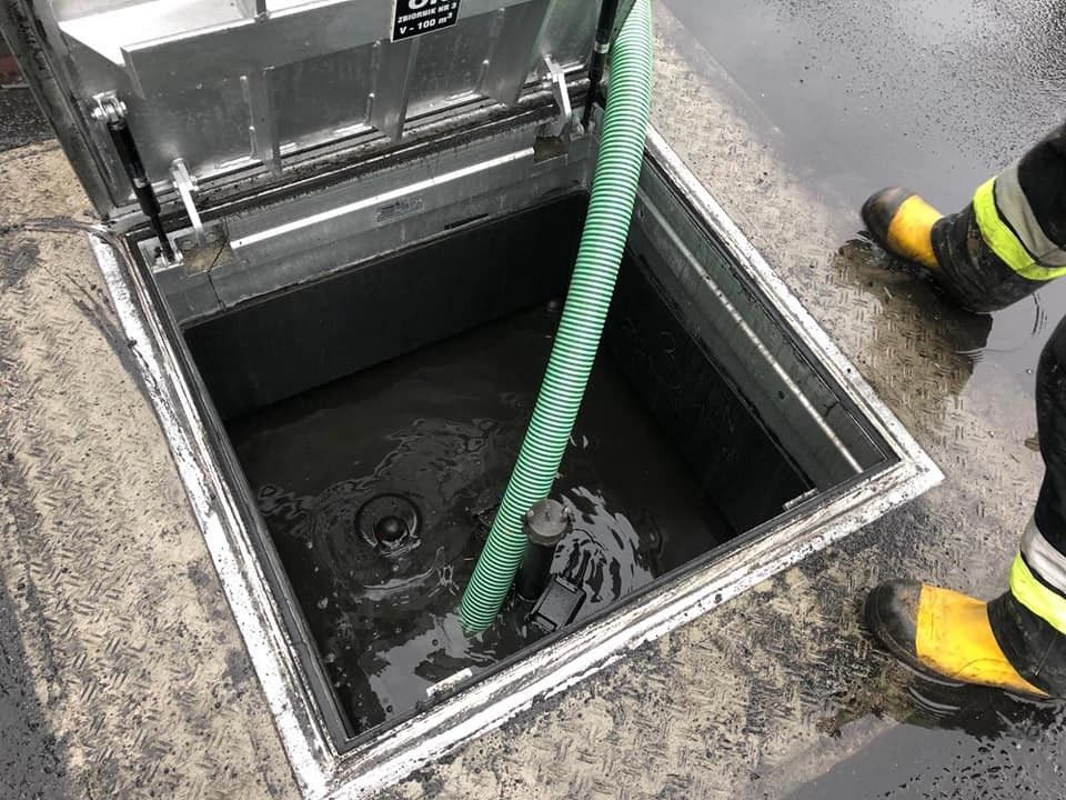 Interwencja straży pożarnej na stacji paliw w strefie