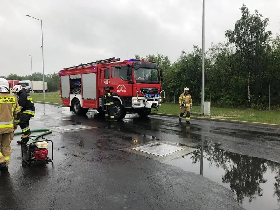 Interwencja straży pożarnej na stacji paliw w strefie