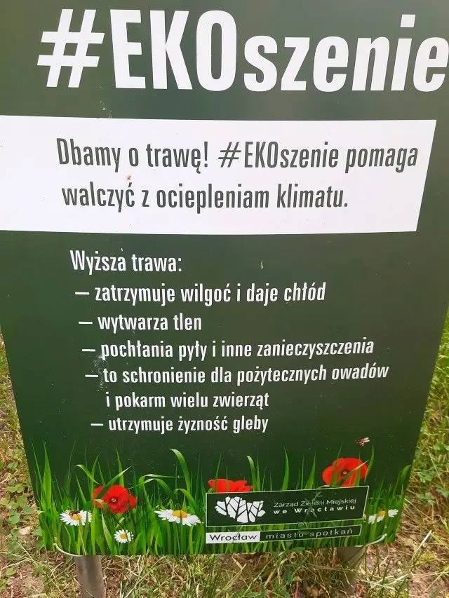 Tablica informacyjna o zaletach trawy w mieście