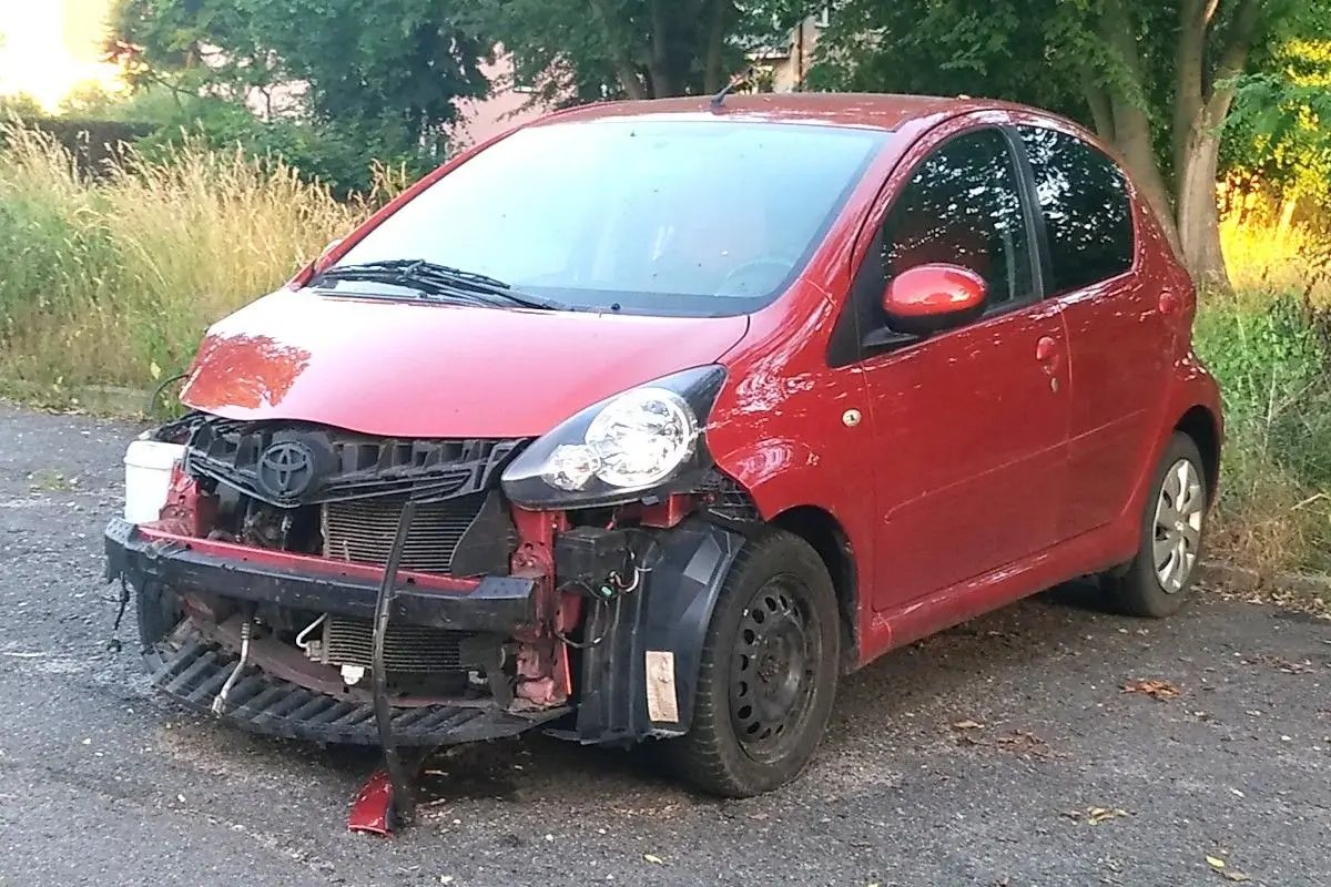 Uszkodzona Toyota przy ulicy Rzemieślniczej w Bolesławcu
