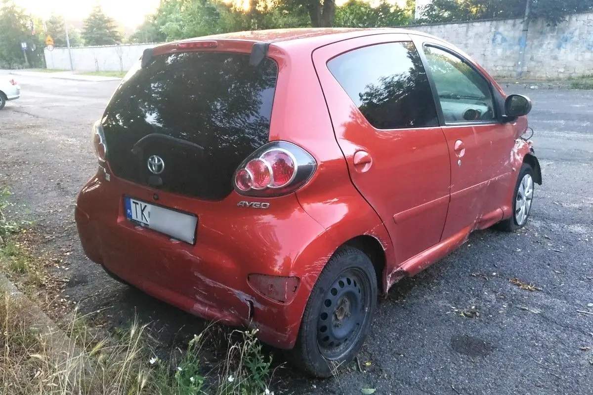 Uszkodzona Toyota przy ulicy Rzemieślniczej w Bolesławcu