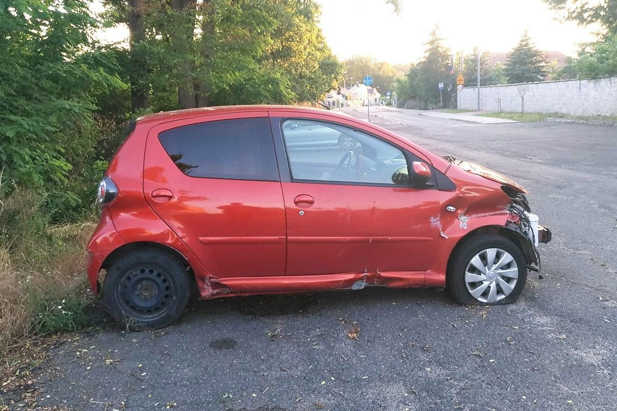 Uszkodzona Toyota przy ulicy Rzemieślniczej w Bolesławcu