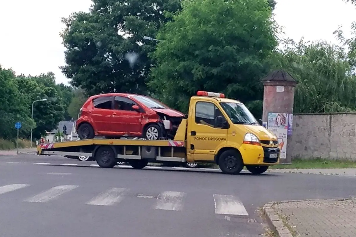 Uszkodzona Toyota na lawecie