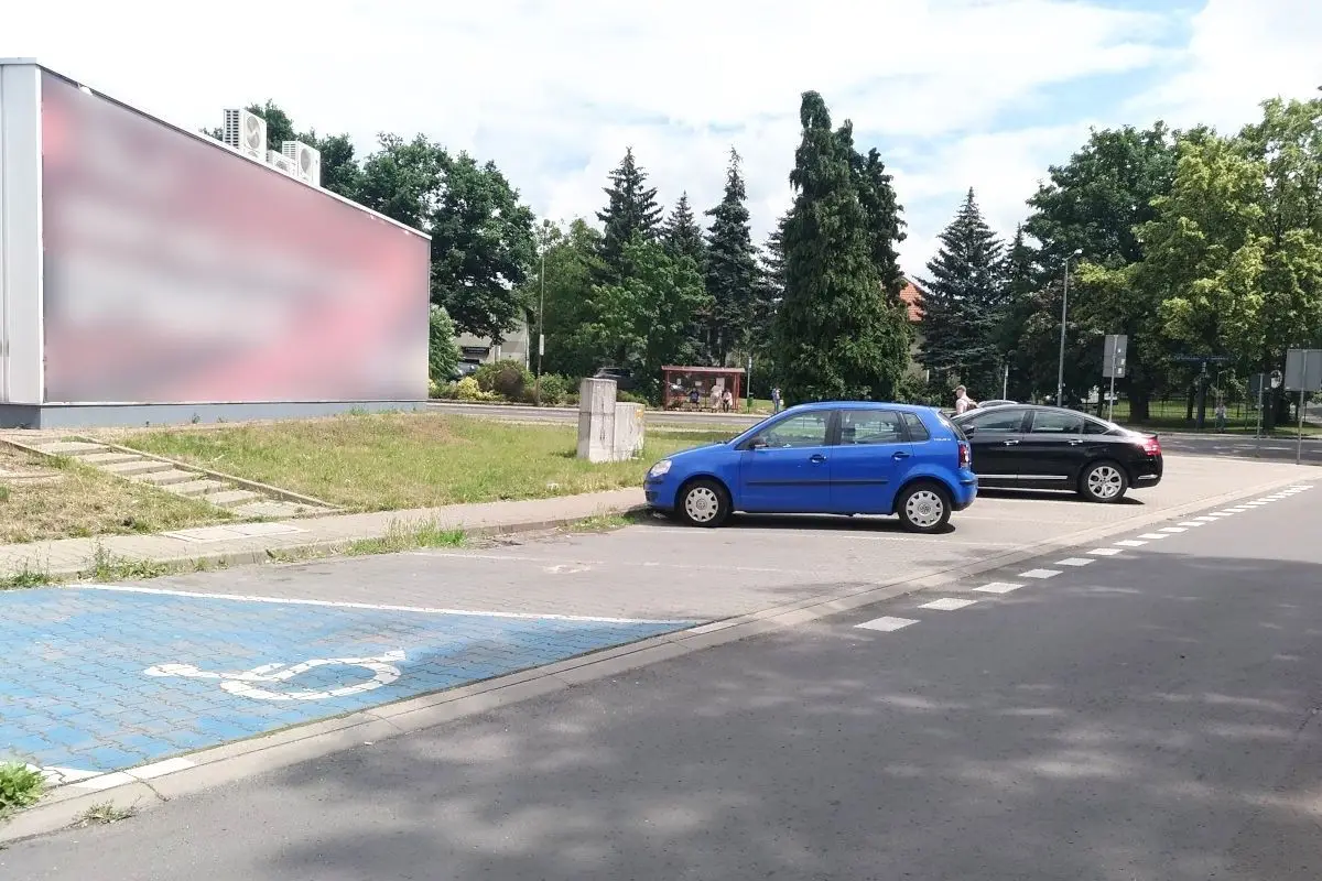 Parking przy stacji paliw Shell w Bolesławcu